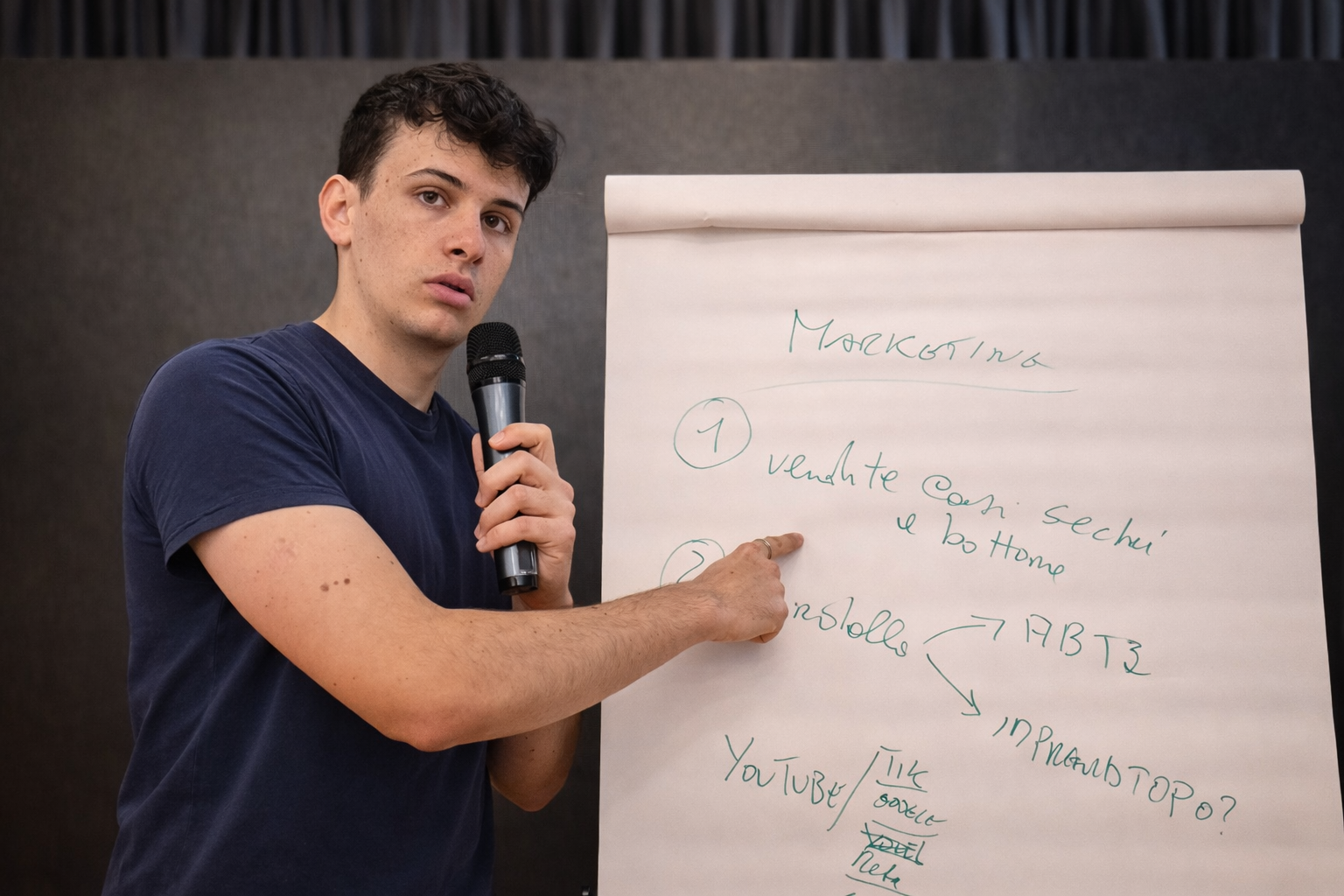 Luca Ponzoni durante una formazione di marketing davanti alla lavagna